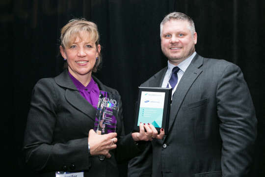 지난 15일 뉴욕 현지에서 열린 2016 CMO 리더십 시상식에서 삼성바이오로직스 제니퍼 상무(왼쪽)가 회사를 대표해 상을 수상하고 있다.(사진 삼성바이오로직스 제공)